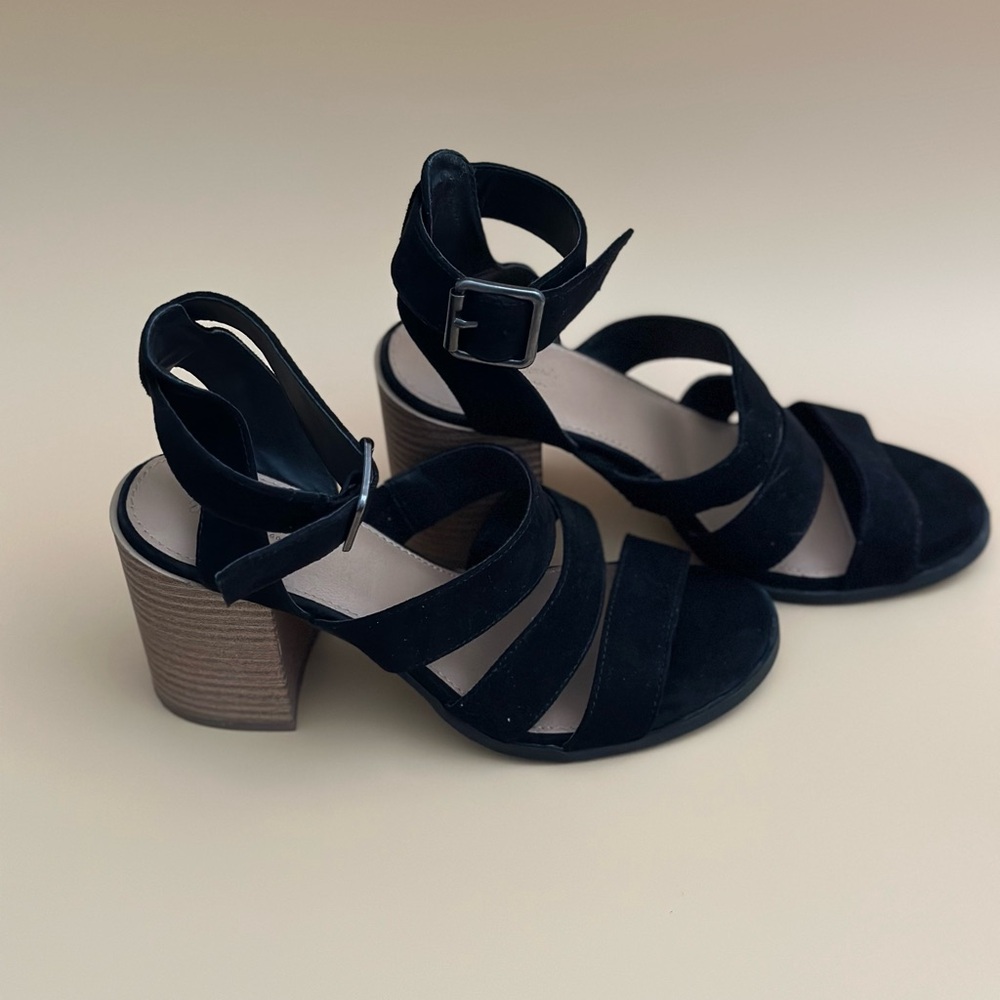 Universal Thread Etta Buckle Ankle Block Heel Sandal Black Size: 5.5 - Picture 2 of 5
